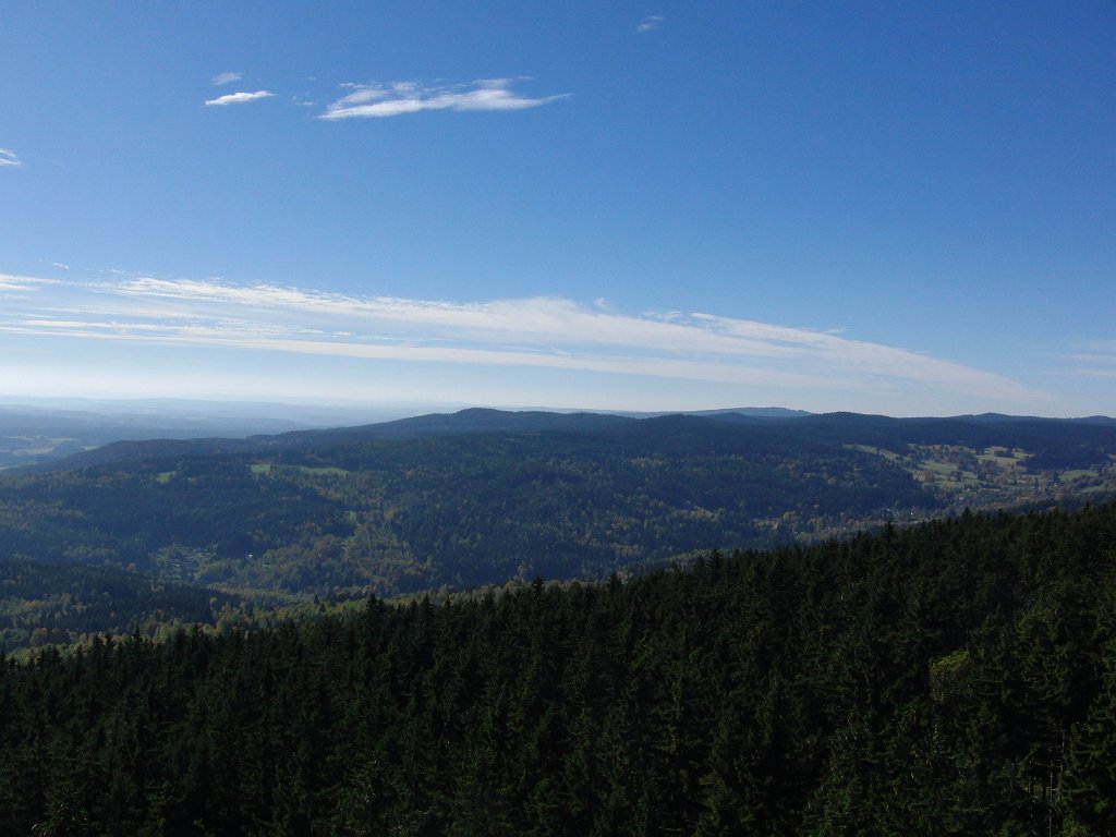 02.JPG - Pohled z Pajndlu směr JZ vrch Špičák nad Nejdkem 237st. 4km