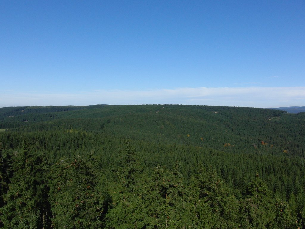 10.JPG - Pohled z Pajndlu směr SV Perninský vrch 35st. 2,3km (Blatenský vrch SV 23st. 6,6km)